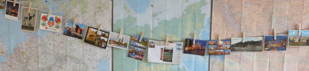 guirlande de cartes postales sur carte du monde. Tierceline